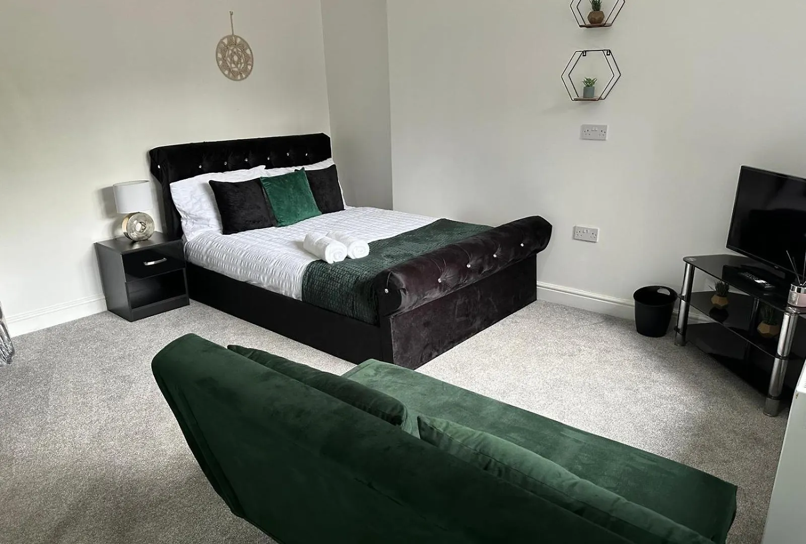 Shm Stays Ensuite Rooms Great For Long Term Stays & Short Stays 15 Min Drive To City Centre & Airport 5 Min Walk To Shops And Train Station 10 Mins To High Street Birmingham 0*,  United Kingdom