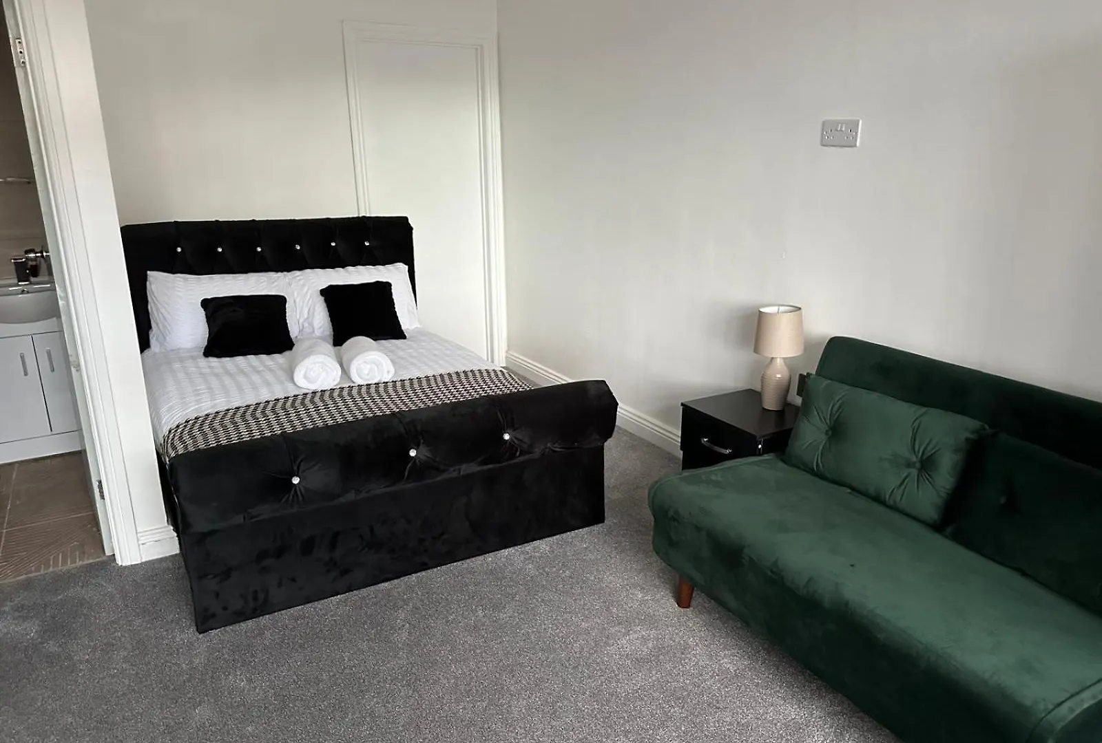 Shm Stays Ensuite Rooms Great For Long Term Stays & Short Stays 15 Min Drive To City Centre & Airport 5 Min Walk To Shops And Train Station 10 Mins To High Street Birmingham Apartment